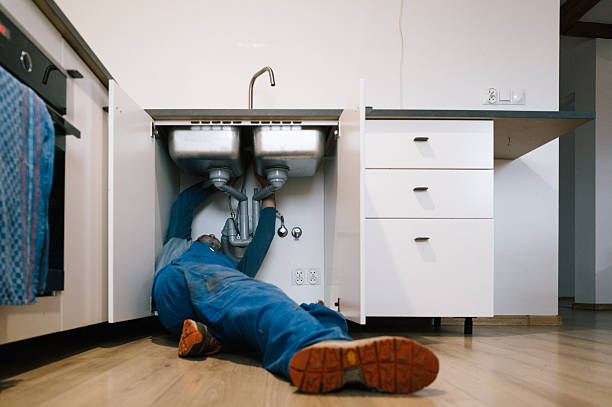 Professional Emergency Plumber technician working in Oakdale, NY